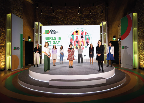 Participantes do Girls in ICT Day no palco