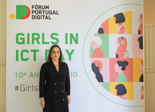 Rosa Monteiro junto ao cartaz Girls in ICT Day
