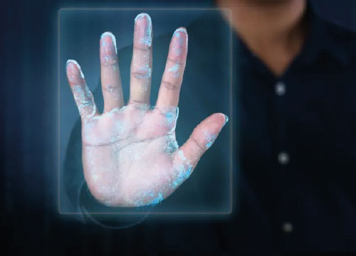 Homem coloca mão em tela